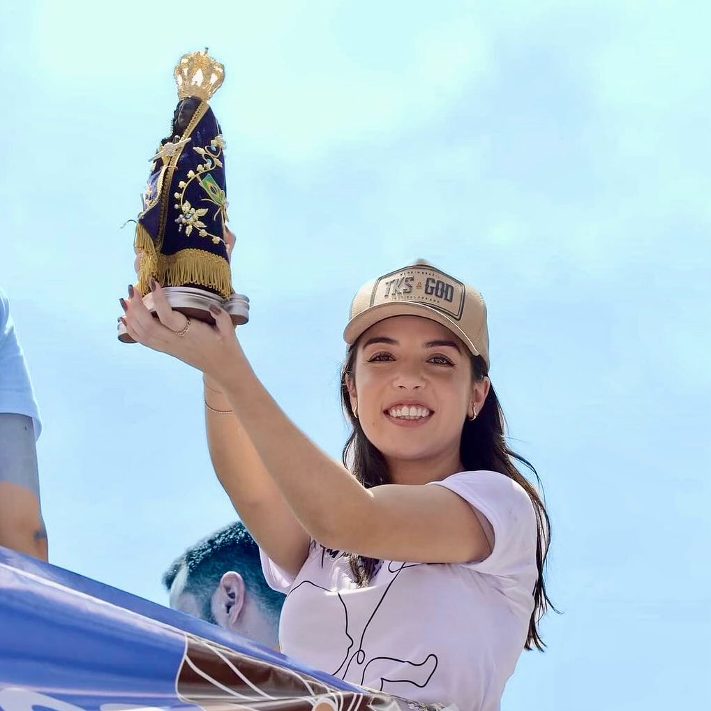 Chiara com Nossa Senhora Aparecida
