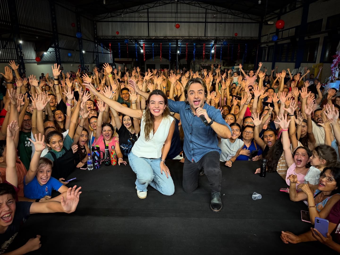 Eros e Chiara com o povo mineiro
